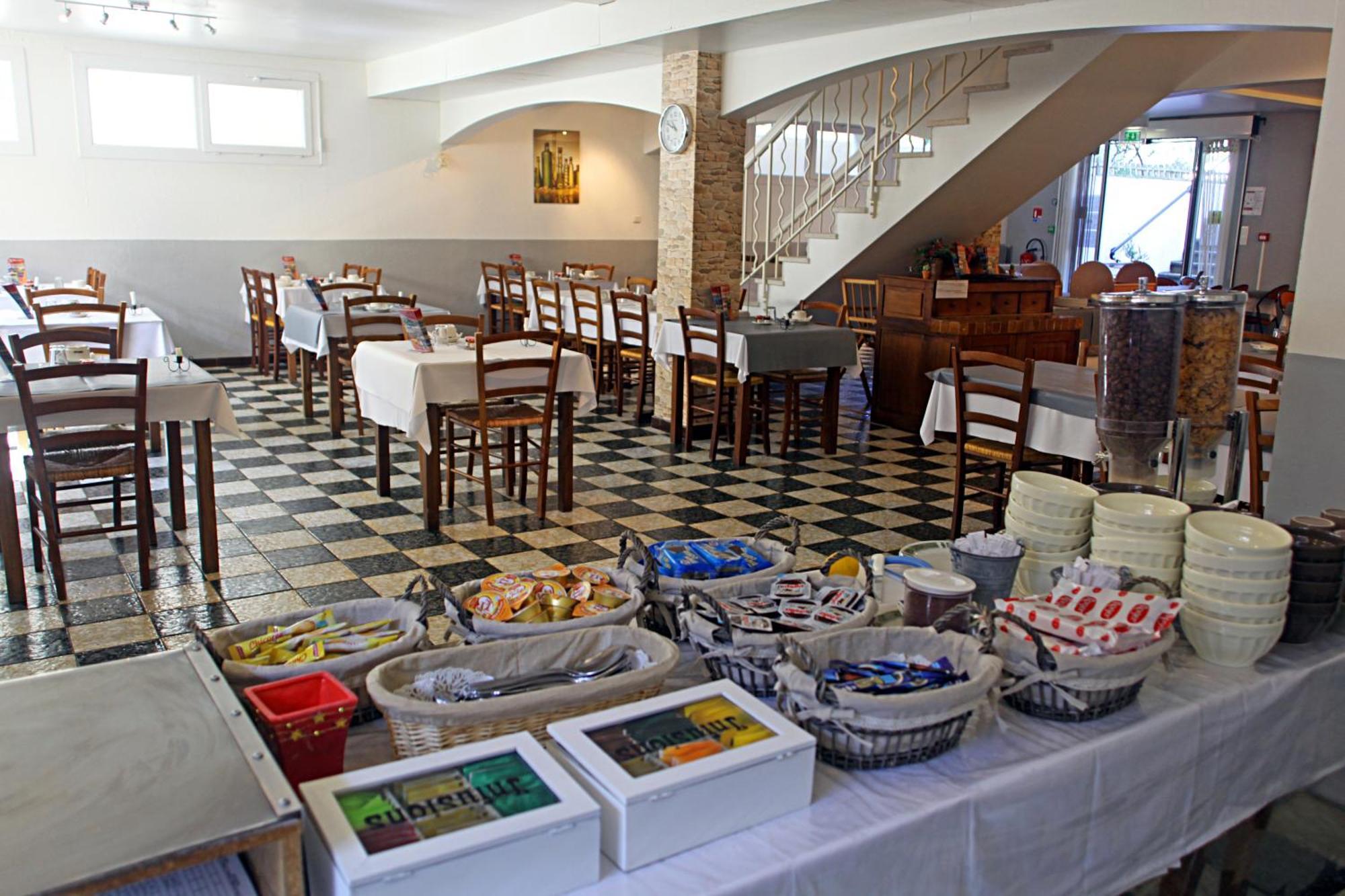 Le Petit Manoir Logis Hotel Les Angles  ภายนอก รูปภาพ