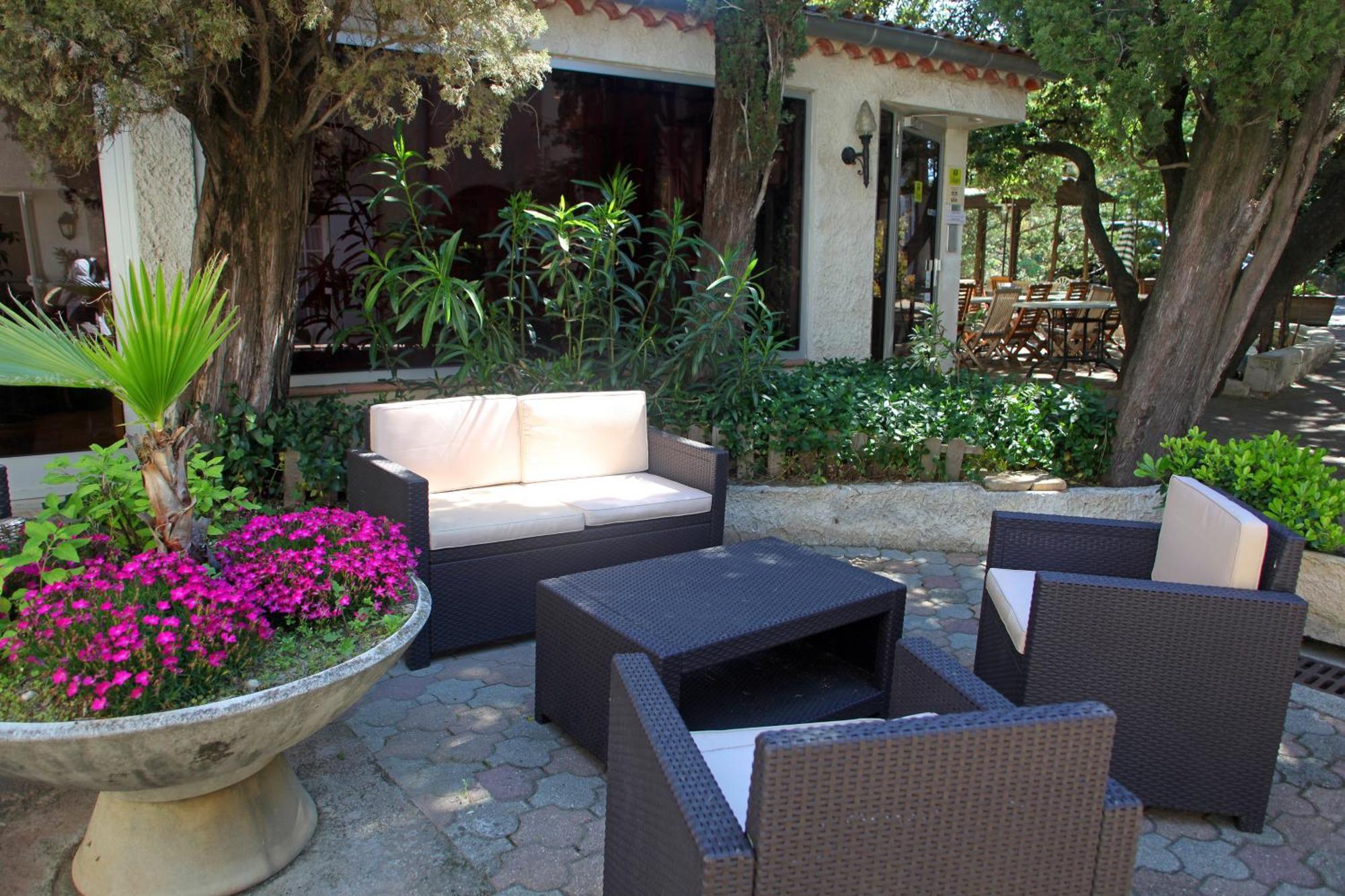 Le Petit Manoir Logis Hotel Les Angles  ภายนอก รูปภาพ
