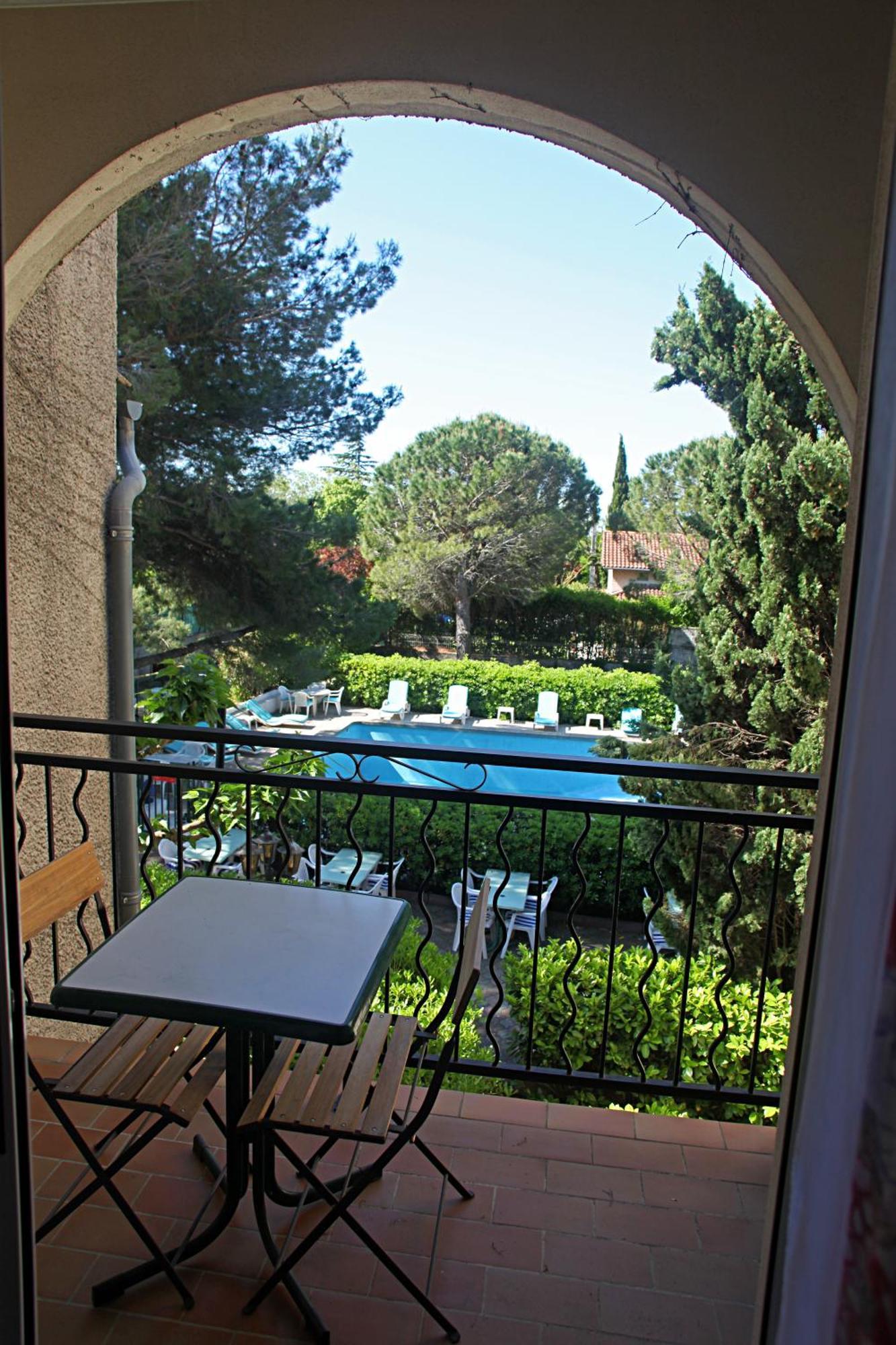 Le Petit Manoir Logis Hotel Les Angles  ภายนอก รูปภาพ