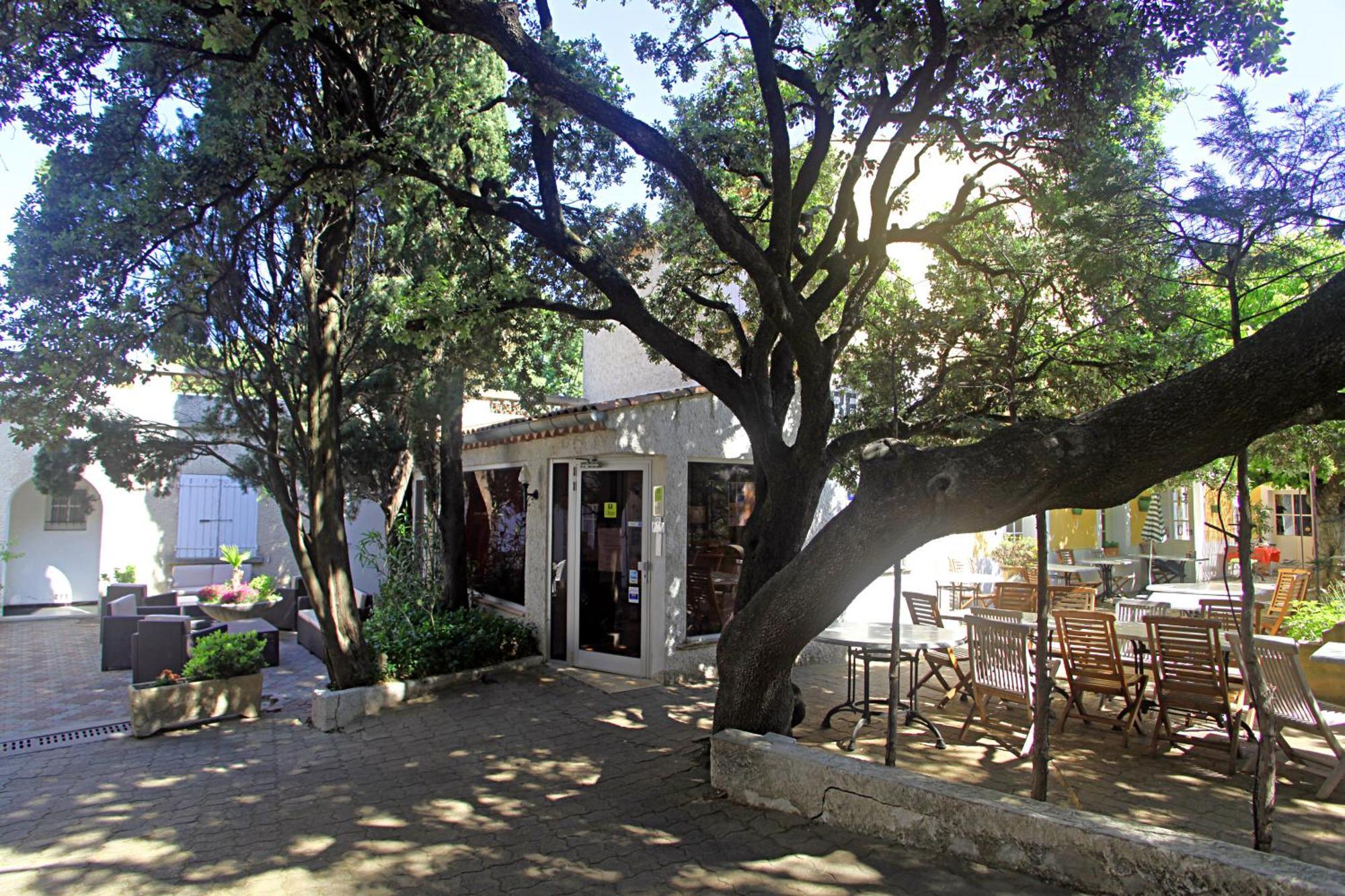 Le Petit Manoir Logis Hotel Les Angles  ภายนอก รูปภาพ